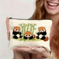 Graziosa borsa cosmetica in tela con panda rosso, ideale per viaggi e organizzazione quotidiana. - modello 2