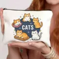 Detailweergave van een witte canvas make-up etui met schattige kattenprint voor reizen. - Cartoon Kat
