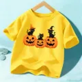T-shirt a maniche corte di Halloween per bambini con simpatici gatti neri e zucche stampate. - Giallo Lavato