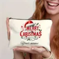Nahaufnahme eines weißen Weihnachtskosmetikbeutels mit festlichem Weihnachtsmannmütze-Design. - Weihnachtsstil 1