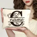 Gros plan détaillé de la trousse de maquillage en toile avec lettre monogramme C. - Lettre C