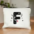 Witte make-up tas met speelse cartoon letter F opdruk, stijlvol en handig etui voor dames. - Letter F