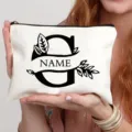 Detail van het witte canvas make-up tasje met een prachtig aangepast letter printontwerp. - Letter G