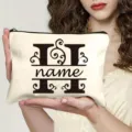 Vue détaillée de la trousse de maquillage en toile avec lettre H personnalisée et nom. - Lettre H
