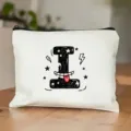 Praktische stijlvolle make-up tas van canvas met coole letterprint en handige ritssluiting. - Letter I Stijl