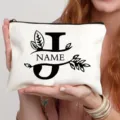 Canvas make-up tas detail, gepersonaliseerde letter J bloemenontwerp, stijlvolle witte tas. - Letter J