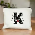 Witte canvas make-up etui met schattige cartoon letter K print, trendy handtas met rits. - Letter K Stijl