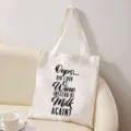 Gros plan détaillé du sac cabas en toile blanche avec un motif d'impression de vin drôle. - Impression de Slogan Anglais / 35x40cm