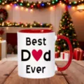 Gros plan de la tasse a cafe en ceramique avec motif coeur rouge Best Dad Ever sur table. - Rouge