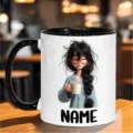 Tazza da caffè in ceramica personalizzata con design di ragazza assonnata e nome. - Bordo Nero