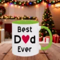 Vue détaillée de la tasse en céramique Best Dad Ever avec poignée verte et décorations. - Vert