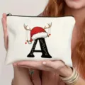 Nahaufnahme des weihnachtlichen Initialen-Leinen-Kosmetikbeutels in den Händen gehalten. - Buchstabe A