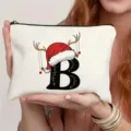 Detailaufnahme einer weihnachtlichen Buchstaben-Kulturtasche aus Segeltuch mit Mütze. - Buchstabe B