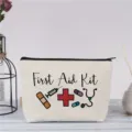 Vista dettagliata della trousse trucco in tela bianca con stampe di icone mediche. - Bianco