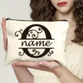 Trousse de maquillage en toile personnalisée avec initiale lettre O et fermeture éclair pratique. - Lettre O