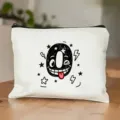 Close-up van een witte cosmetische tas van canvas met een koele cartoonprint. - Letter O Stijl