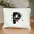 Detailopname van het witte canvas tasje met een schattige cartoon letter P print. - Letter P Stijl