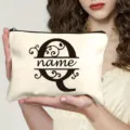 Gros plan sur la trousse de maquillage en toile personnalisée avec lettre Q et nom. - Lettre Q
