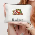 Nahaufnahme einer personalisierten Weihnachtskosmetiktasche mit Buchstaben und Weihnachtsmann. - Buchstabe S Stil