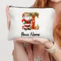 Nahaufnahme der personalisierten Weihnachtskosmetiktasche mit Weihnachtsmann und Namensdruck. - Buchstabe T Stil