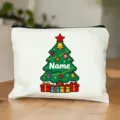 Nahaufnahme der schönen weißen Kosmetiktasche mit tollem farbigem Weihnachtsbaum-Druck. - Weihnachtsstil 18