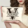 Vue détaillée d'une trousse de maquillage personnalisée en toile avec lettre V monogramme. - Lettre V