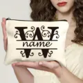 Vue détaillée de la trousse de maquillage en toile personnalisée avec monogramme et fermeture. - Lettre W