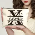 Détail de la trousse de maquillage personnalisée en toile avec lettre X artistique. - Lettre X