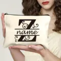 Gros plan détaillé de la trousse de maquillage en toile personnalisée avec lettre et fermeture. - Lettre Z