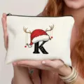 Detailaufnahme des Weihnachts-Initialen-Canvas-Make-up-Beutels mit niedlichem Weihnachtsmannmütze. - Buchstabe K