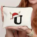Detailaufnahme einer weißen Canvas-Kosmetiktasche mit weihnachtlichem Monogramm-Buchstaben U. - Buchstabe U
