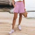 Dettaglio pantaloncini casual rosa a vita alta con cintura elastica e tessuto da spiaggia. - Taglia S / Pantaloni e gonne / Rosa