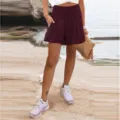 Detailansicht der elastischen High-Waist Freizeithorts mit weitem Bein für Sommer. - S / Unterteile / Lila