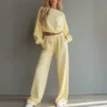 Lässiges einfarbiges Sweatshirt mit weiten Hosen im minimalistischen Stil für den Alltag. - S / Oberteil und Unterteil / Hellgelb