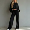 Detailansicht Damen einfarbig minimalistisch cropped Sweatshirt und weite Hose Set. - S / Oberteil und Unterteil / Schwarz