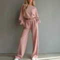 Detailansicht des stilvollen rosa Loungewear Sets mit gemütlichem Cropped Sweatshirt und Hose. - S / Oberteil und Unterteil / Altrosa