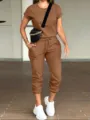 Detailansicht des stilvollen braunen Loungewear Sets mit Rundhalsausschnitt und Jogginghose. - 2XL / Set / Braun