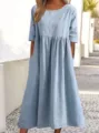 Vista detallada de vestido midi casual y holgado de lino y algodón con cuello redondo. - Azul claro