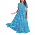Detailaufnahme des lässigen Sommer-Maxikleids mit Blumenmuster, kurzen Ärmeln und Stufen. - XS / Blau