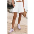 Damen weiße High Waist Stretch Shorts mit Gummizug und weitem Bein für den Sommer am Strand. - S / Unterteile / Weiß