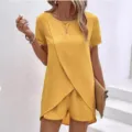 Damen Sommer einfarbig zweiteiliges Set Detail mit asymmetrischem Kurzarmtop und Shorts. - S / Oberteil und Unterteil / Gelb