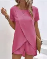 Detaillierter Blick auf den rosa Damen Zweiteiler mit asymmetrischem Top und Shorts. - S / Oberteil und Unterteil / Fuchsia