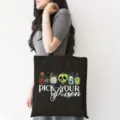 Vista di dettaglio della borsa in tela nera con stampa pozione unica e comoda tracolla. - Stile Stampa Pozione Halloween / 35x40cm