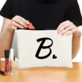 Detailansicht einer Canvas Kosmetiktasche mit Reissverschluss und Buchstabe B fuer Alltag. - Stil B