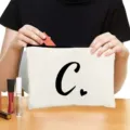 Personalisierte Leinwand Kosmetiktasche mit Reissverschluss und schwarzem Buchstaben Druck. - Stil C
