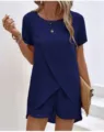 Detailansicht des einfarbigen Kurzarm-Sets mit unregelmäßigem Top und Shorts für Damen - S / Oberteil und Unterteil / Marineblau