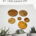 Nahaufnahme bunter Acryl-Muscheloptik-Rundscheiben zum Basteln von DIY-Schmuck und Windspielen. - 10mm Einzelloch / Kaffee