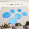 Blaue Acryl-Rundteile mit Muscheltextur für DIY-Schmuckherstellung, Windspiele und Basteln. - 10mm Einzelloch / Blaugrün