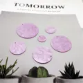 Detailansicht lila marmorierte Acryl Rundscheiben Anhänger für DIY Schmuckherstellung Zubehör. - 10mm Einzelloch / Hellviolett