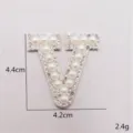Nahaufnahme des V-Buchstaben-Strass-Perlen-Aufnähers im Detail mit funkelnder Kristalltextur. - Buchstabe V